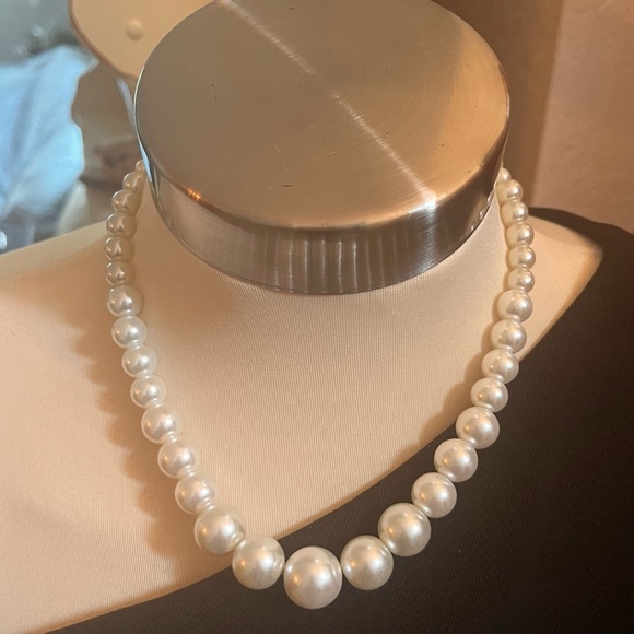 🏷️ Strand Of Faux Pearls Necklace - Picture 2 of 5